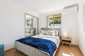 3 slaapkamers, een bureau, een strijkplank/strijkijzer, wifi