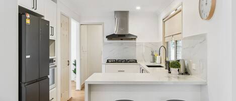 Réfrigérateur, micro-ondes, four, plaque de cuisson