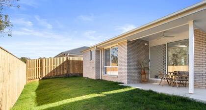 Modern 4BR Comfort in Quiet Park Ridge Location