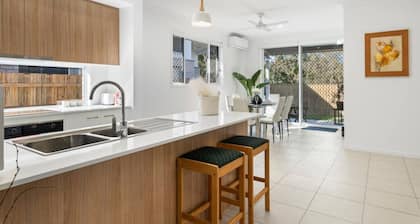 Modern 4BR Comfort in Quiet Park Ridge Location