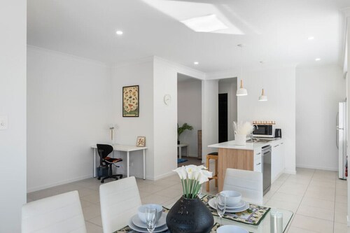 Modern 4BR Comfort in Quiet Park Ridge Location