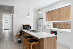 Fridge, microwave, oven, stovetop - Modern 4BR Comfort in Quiet Park Ridge Location (Park Ridge)