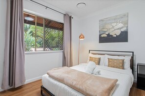 4 bedrooms, iron/ironing board, WiFi, bed sheets