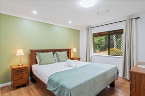 4 bedrooms, iron/ironing board, WiFi, bed sheets