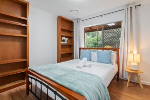 4 bedrooms, iron/ironing board, WiFi, bed sheets