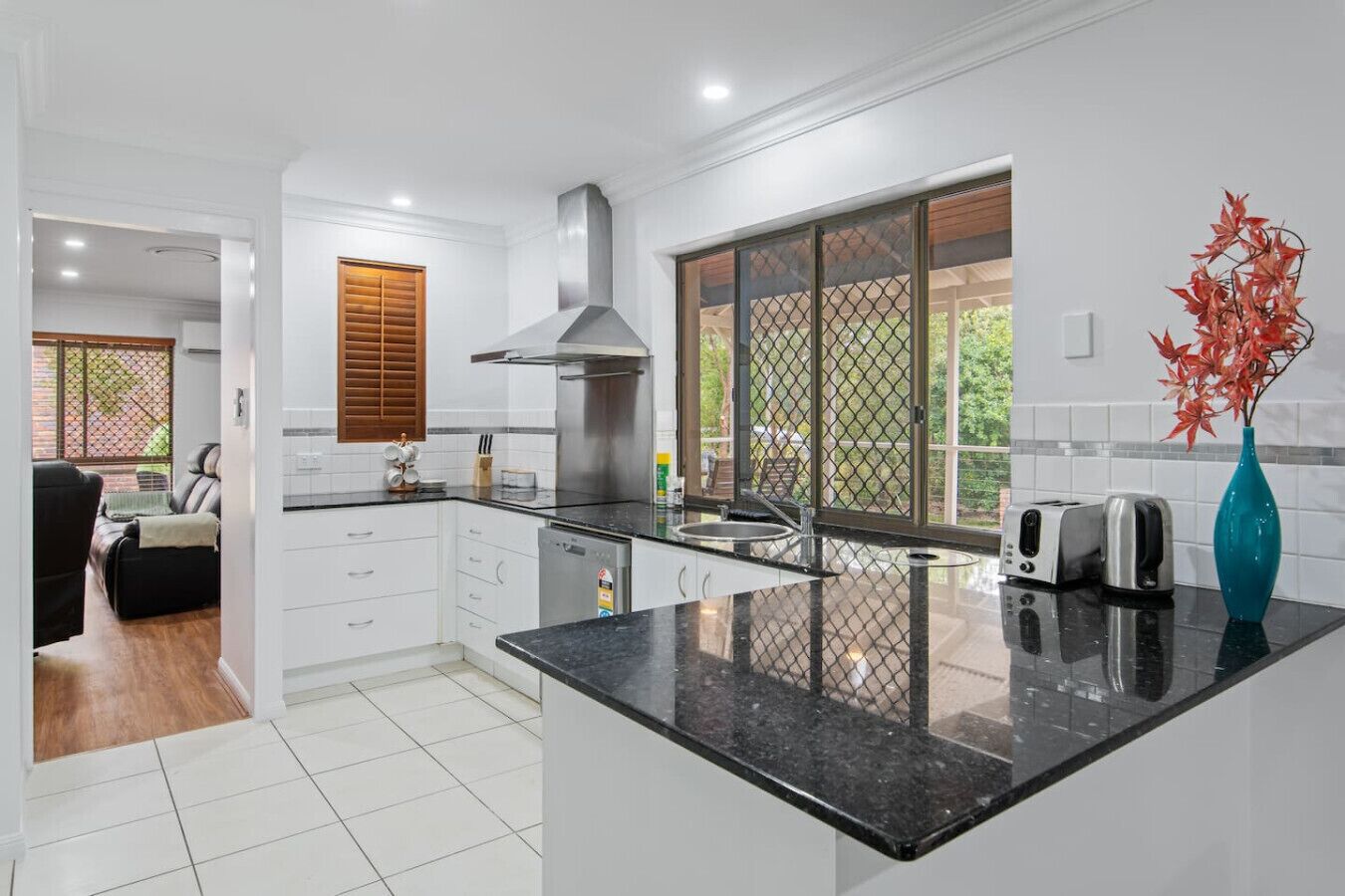 Kylskåp, mikrovågsugn, ugn och spishäll