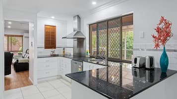 Kylskåp, mikrovågsugn, ugn och spishäll