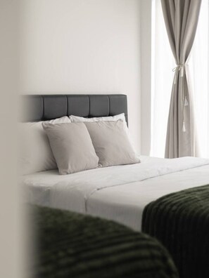 5 bedrooms, iron/ironing board, WiFi, bed sheets