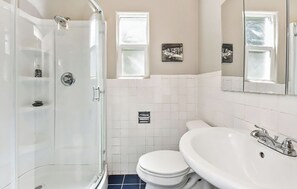 Dusj, hårføner, håndklær og såpe