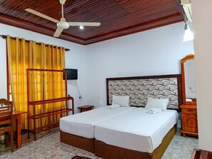 9 bedrooms, iron/ironing board, Internet, bed sheets - Flamingo Lake Resort (weerawila.)