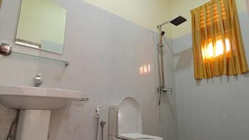 Shower, hair dryer, bidet, towels