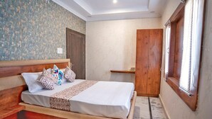 Chambre Confort double, balcon, vue sur la ville | Bureau, espace de travail pour ordinateurs portables