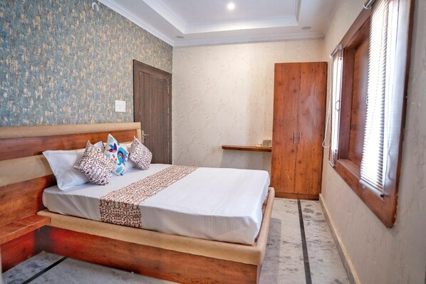 Habitación doble Confort, balcón, vista a la ciudad | Escritorio, espacio para trabajar con laptop y wifi gratis