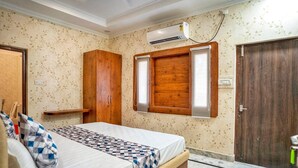 Chambre Confort double, balcon, vue sur la ville | Bureau, espace de travail pour ordinateurs portables