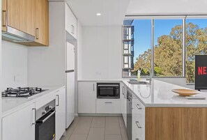 Fridge, dishwasher, coffee/tea maker, toaster - LP501: 2 Bedroom 2 Bathroom with Parking (Brisbane)