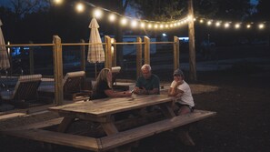 Outdoor dining - Ultimate Treehouse with Hot Tub - Dog Friendly (Branson)