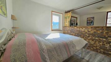 2 bedrooms, desk, travel cot, bed sheets