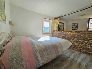 2 habitaciones, escritorio, cuna de viaje y ropa de cama 