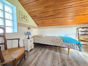 2 bedrooms, desk, travel cot, bed sheets