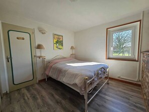 2 bedrooms, travel cot, bed sheets