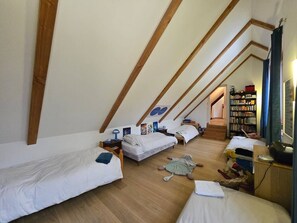 5 bedrooms, free WiFi, bed sheets