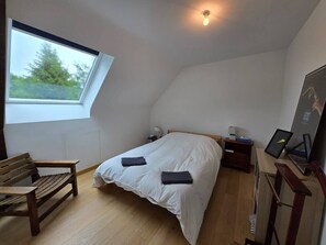 5 bedrooms, travel cot, WiFi, bed sheets