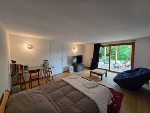 5 bedrooms, travel crib, WiFi, bed sheets