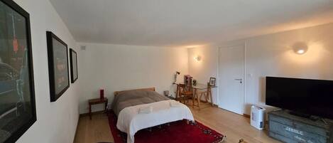 5 bedrooms, travel cot, WiFi, bed sheets