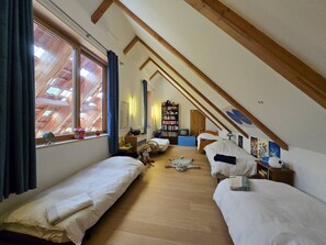 5 室のベッドルーム、WiFi (無料)、ベッドシーツ