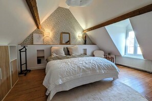 3 bedrooms, travel cot, WiFi, bed sheets
