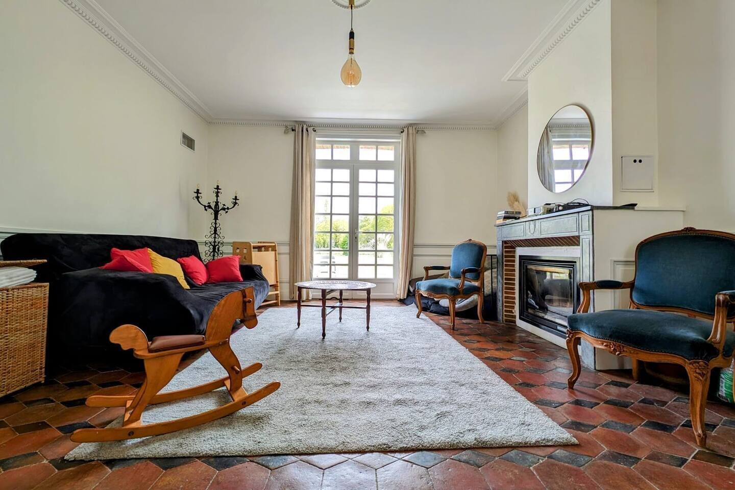 Télévision, baby-foot, table de tennis de table, livres