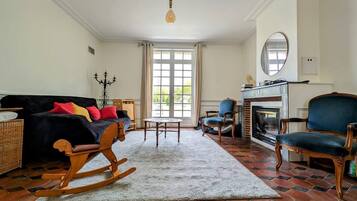 Télévision, baby-foot, table de tennis de table, livres