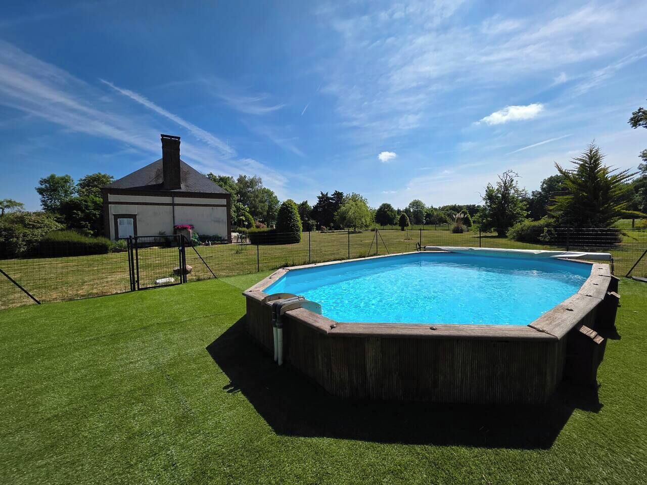 Utendørsbasseng og et oppvarmet basseng