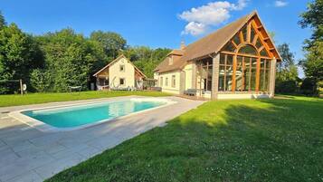 Alberca techada y alberca al aire libre