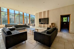 Smart-TV, Kamin, Videospiele, Tischtennisplatte