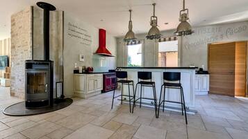 Geladeira, micro-ondas, fogão, cooktop