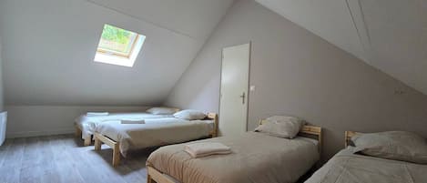 7 Schlafzimmer, Reisekinderbett, Internetzugang, Bettwäsche
