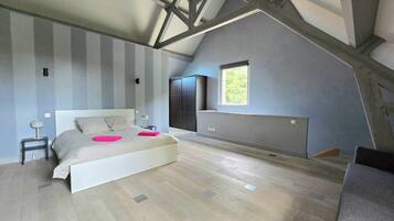 7 bedrooms, travel cot, free WiFi, bed sheets