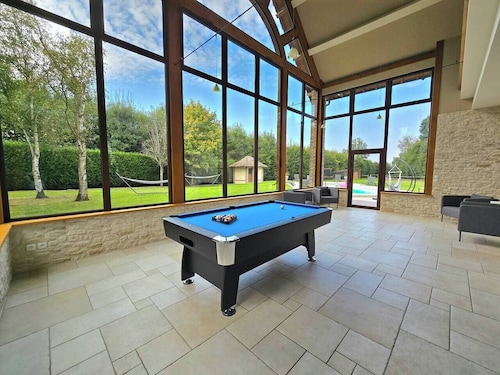 Luxury villa: heated pool & nature