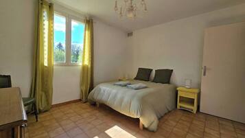 3 bedrooms, iron/ironing board, free WiFi, bed sheets