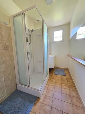 Secadora de cabello, toallas, papel de baño 