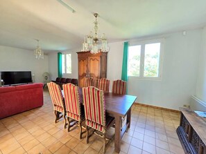 Dining - A peaceful break in the heart of Perche (Saint-Hilaire-le-Châtel)