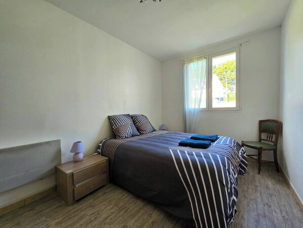 3 habitaciones, tabla de planchar con plancha, wifi y ropa de cama 