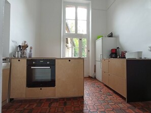 Réfrigérateur, four, lave-vaisselle, cafetière/bouilloire