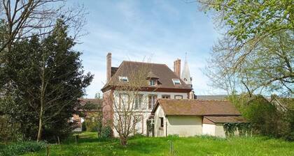 Spacious house, sleeps 16, garden