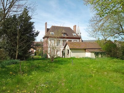 Spacious house, sleeps 16, garden