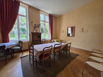 Spacious house, sleeps 16, garden