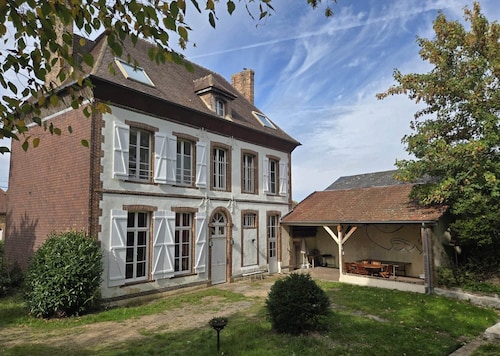 Spacious house, sleeps 16, garden