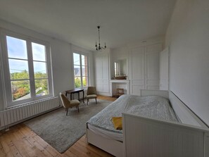 7 bedrooms, bed sheets