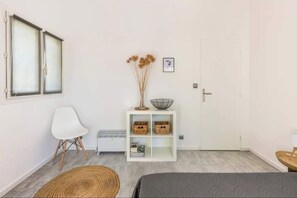 2 bedrooms, iron/ironing board, Internet, bed sheets